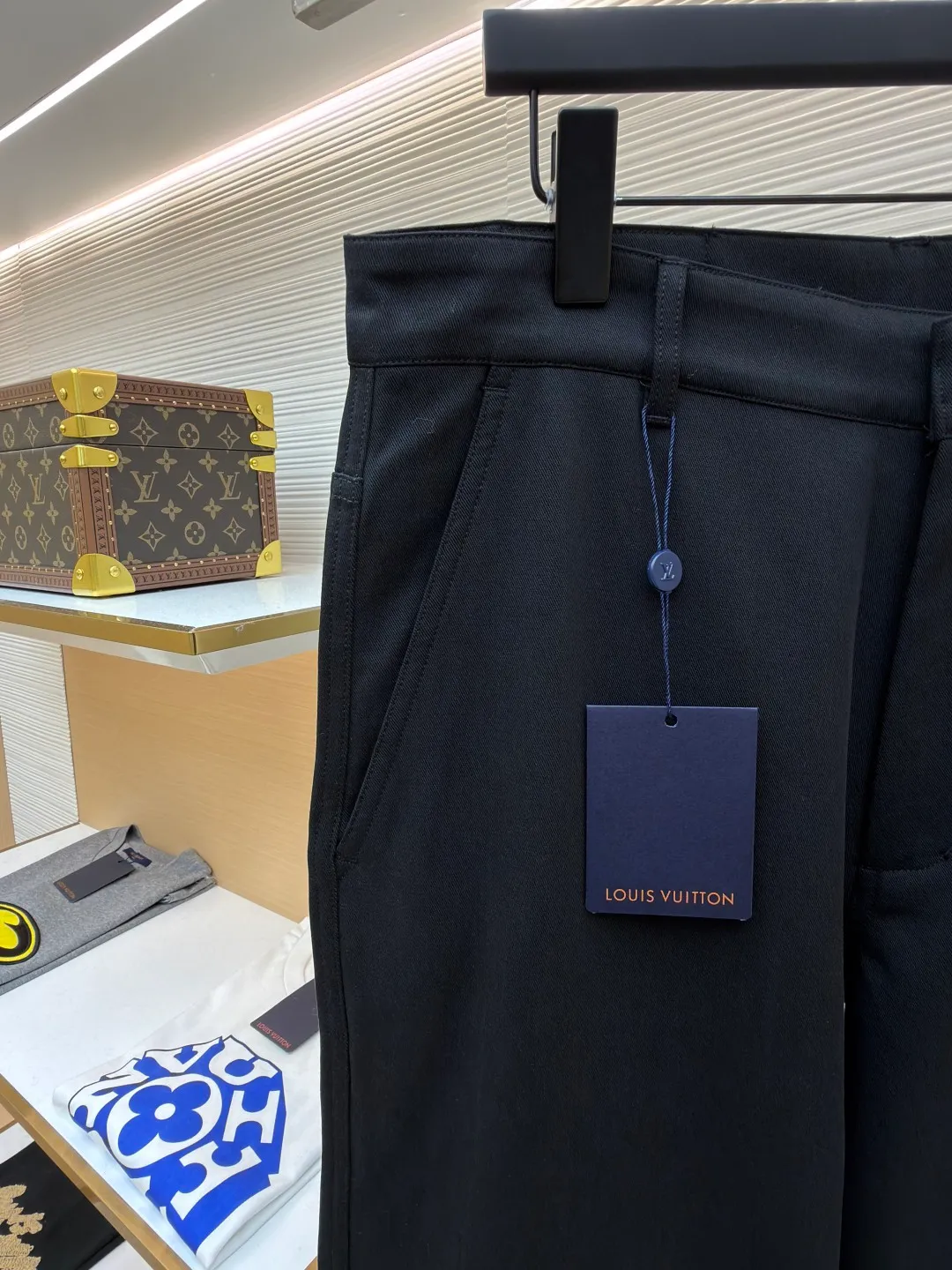LOUIS VUITTON linen patch pocket overalls ●Original version: Purchased and developed at 13450 ●Item number: 1682126-A75 ●Fabric: linen fabric ●Technology: patch production ●Color: black ●Version: fitted version ●Weight: about 600 grams ●Size: S-M-L-XL ●Description: This overall is made of light linen canvas with a simple silhouette and is made of nubuck Damier The label on the back expresses the brand's style. It can be paired with the same work jacket to create a modern look, making it an everyday fashion choice in summer. Relaxed fit 100% linen Italian pockets Back patch pockets Nubuck label. The overall wiring is straight and delicate, the fabric is comfortable and soft, and the color is consistent without color difference. It can be matched with the same style to create a fashionable look and control various occasions. Customized accessories, complete with three standards, same style for men and women!